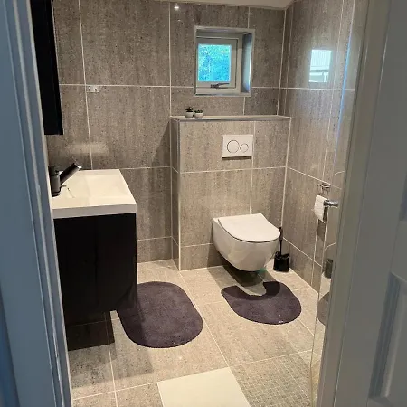 Spacious And Modern Centrally Located, Tesla Model X Nyaraló Askøy