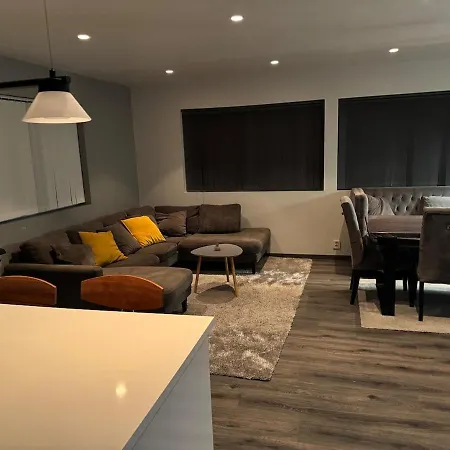 Nyaraló Spacious And Modern Centrally Located, Tesla Model X
