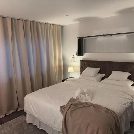 Nyaraló Spacious And Modern Centrally Located, Tesla Model X *
