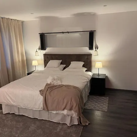 Nyaraló Spacious And Modern Centrally Located, Tesla Model X Askøy